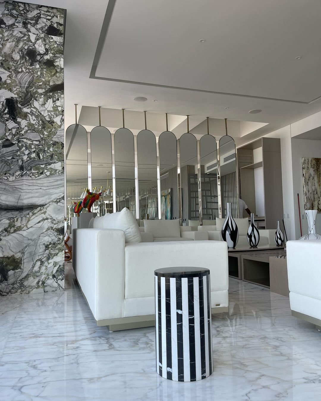 Sala con mármol
